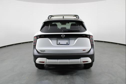 Aspen White Tricoat/Super Black 2026 Nissan Kicks SR