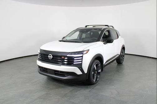 Aspen White Tricoat/Super Black 2026 Nissan Kicks SR