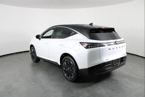Everest White Pearl Tricoat/Super Black 2026 Nissan Murano Platinum