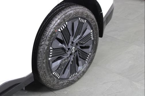 Everest White Pearl Tricoat/Super Black 2026 Nissan Murano Platinum