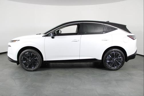 Everest White Pearl Tricoat/Super Black 2026 Nissan Murano Platinum