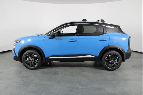Arctic Ice Blue Metallic/Super Black 2026 Nissan Kicks SR