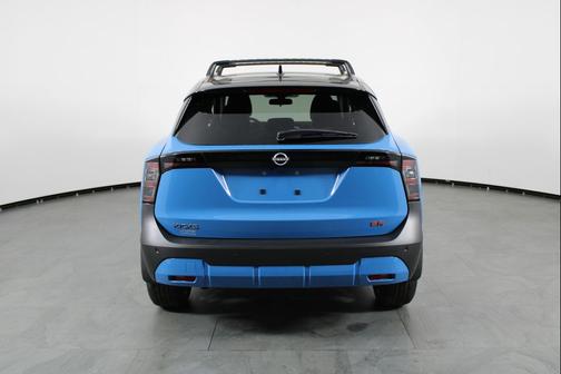 Arctic Ice Blue Metallic/Super Black 2026 Nissan Kicks SR