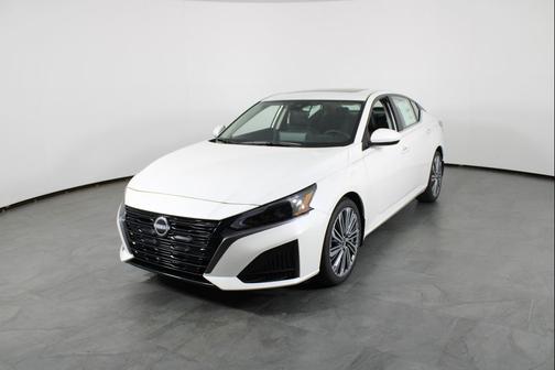 Pearl White Tricoat 2026 Nissan Altima 2.5 SV