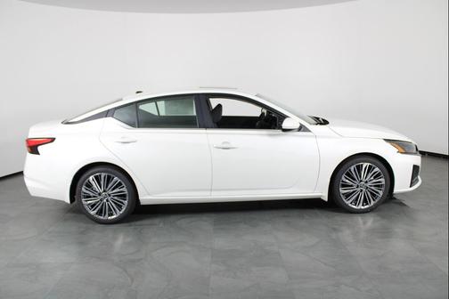 Pearl White Tricoat 2026 Nissan Altima 2.5 SV