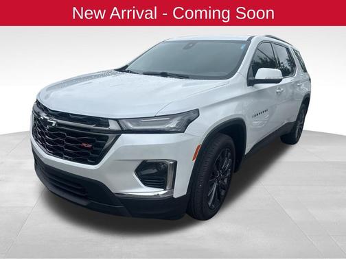 Iridescent Pearl Tricoat 2023 Chevrolet Traverse RS