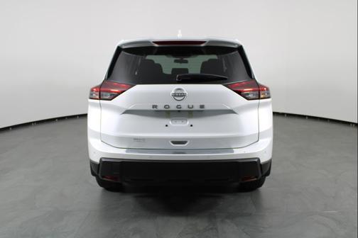 Everest White Pearl Tricoat 2026 Nissan Rogue SV