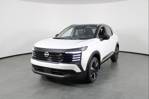 Aspen White Tricoat/Super Black 2026 Nissan Kicks SR