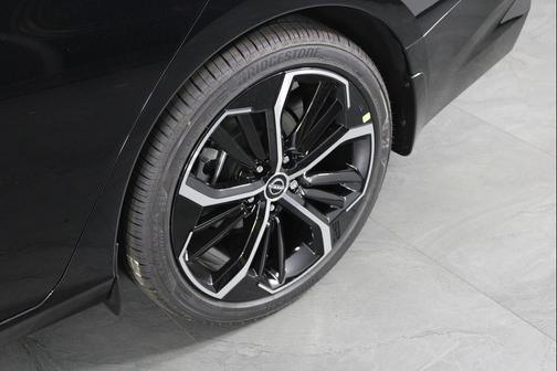 Super Black 2026 Nissan Altima SR FWD