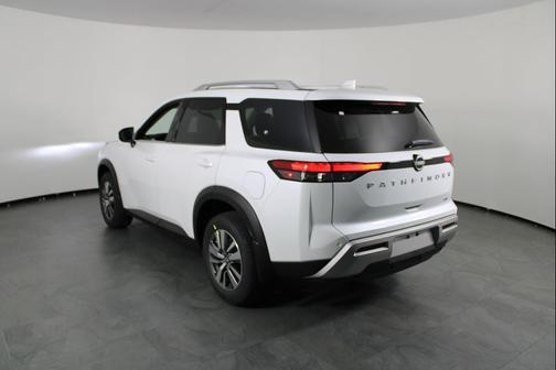 2025 Nissan Pathfinder SL FWD