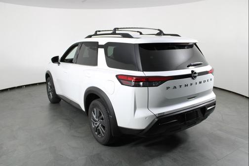 Everest White Pearl Tricoat 2026 Nissan Pathfinder SV