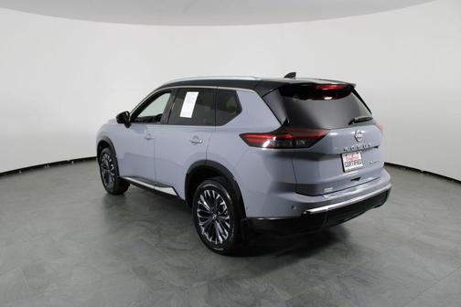 Boulder Gray Pearl/Super Black 2024 Nissan Rogue Platinum