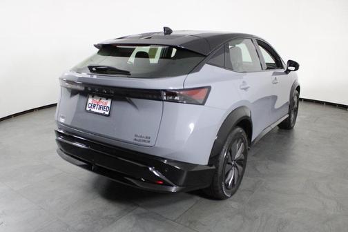 Boulder Gray Pearl/Black Diamond Pearl 2024 Nissan ARIYA ENGAGE