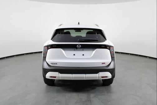 Aspen White Tricoat 2026 Nissan Kicks SR