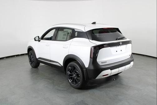 Aspen White Tricoat 2026 Nissan Kicks SR