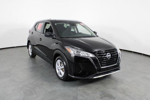 Super Black 2022 Nissan Kicks S