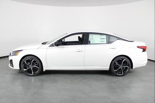 2025 Nissan Altima SR FWD