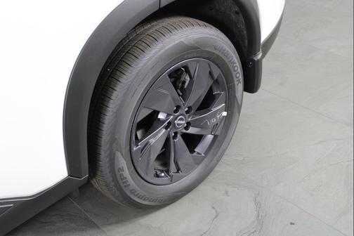 Everest White Pearl Tricoat 2026 Nissan Rogue SV