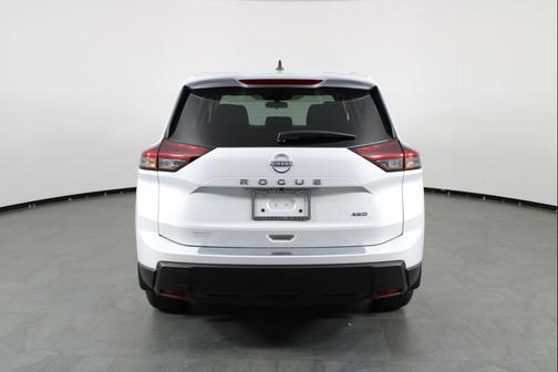 Everest White Pearl Tricoat 2026 Nissan Rogue SV