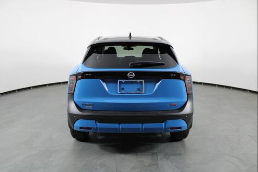 Arctic Ice Blue Metallic/Super Black 2026 Nissan Kicks SR