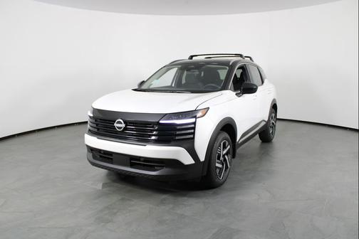 Aspen White Tricoat/Super Black 2026 Nissan Kicks SV
