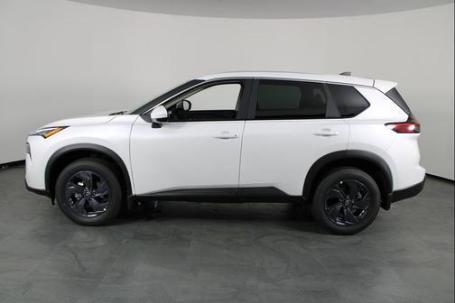 Everest White Pearl Tricoat 2026 Nissan Rogue SV