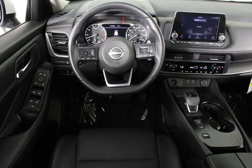 Everest White Pearl 2024 Nissan Rogue SV