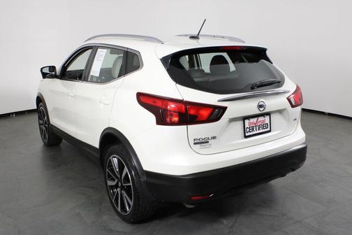 Pearl White 2017 Nissan Rogue Sport SL
