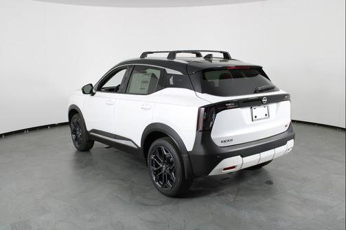 Aspen White Tricoat/Super Black 2026 Nissan Kicks SR