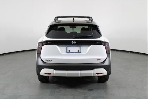 Aspen White Tricoat/Super Black 2026 Nissan Kicks SR