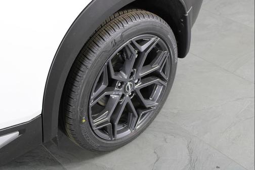 Aspen White Tricoat/Super Black 2026 Nissan Kicks SR