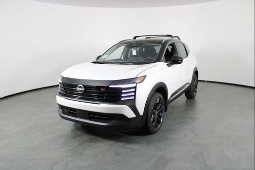 Aspen White Tricoat/Super Black 2026 Nissan Kicks SR