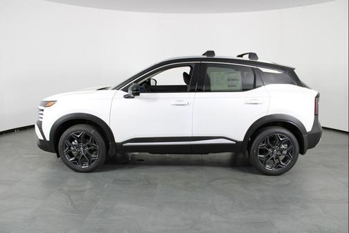 Aspen White Tricoat/Super Black 2026 Nissan Kicks SR