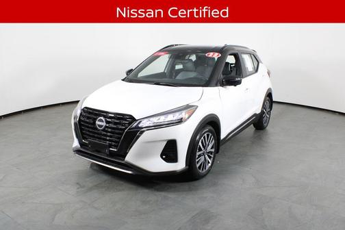 Aspen White Tricoat/Super Black 2023 Nissan Kicks SR
