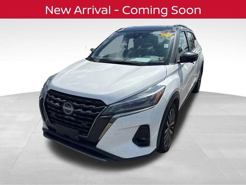 Aspen White Tricoat/Super Black 2023 Nissan Kicks SR