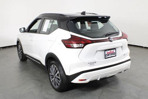 Aspen White Tricoat/Super Black 2023 Nissan Kicks SR