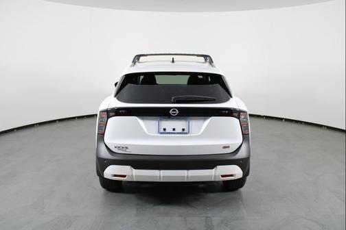 Aspen White Tricoat 2026 Nissan Kicks SR