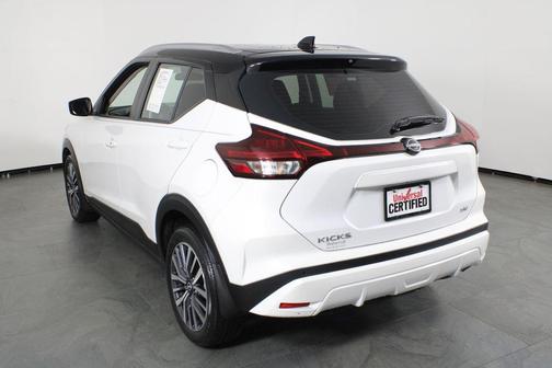Aspen White Tricoat/Super Black 2023 Nissan Kicks SV
