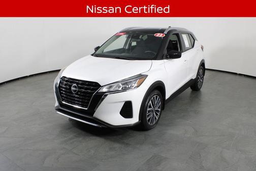 Aspen White Tricoat/Super Black 2023 Nissan Kicks SV