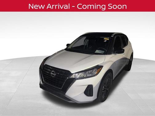 Aspen White Tricoat/Super Black 2023 Nissan Kicks SV