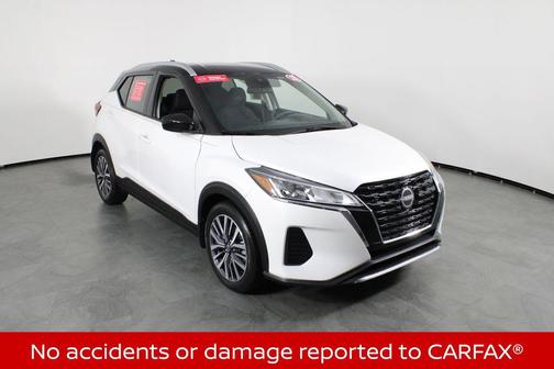 Aspen White Tricoat/Super Black 2023 Nissan Kicks SV
