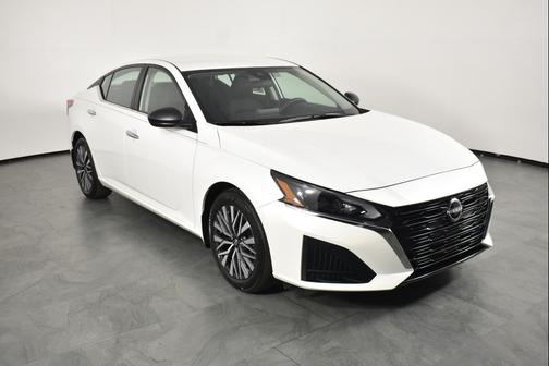 Pearl White Tricoat 2026 Nissan Altima 2.5 SV