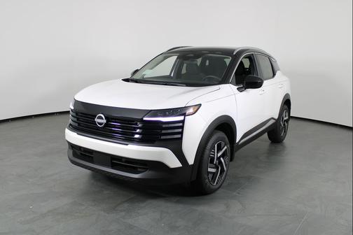 Aspen White Tricoat/Super Black 2026 Nissan Kicks SV