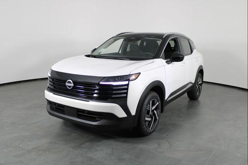 Aspen White Tricoat/Super Black 2026 Nissan Kicks SV