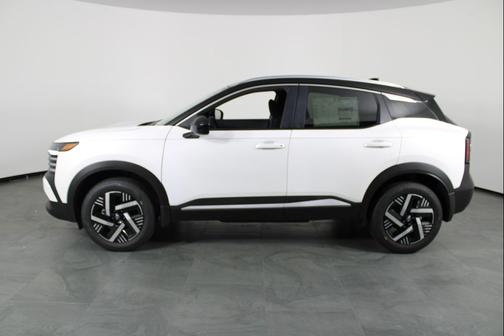Aspen White Tricoat/Super Black 2026 Nissan Kicks SV