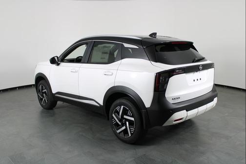 Aspen White Tricoat/Super Black 2026 Nissan Kicks SV