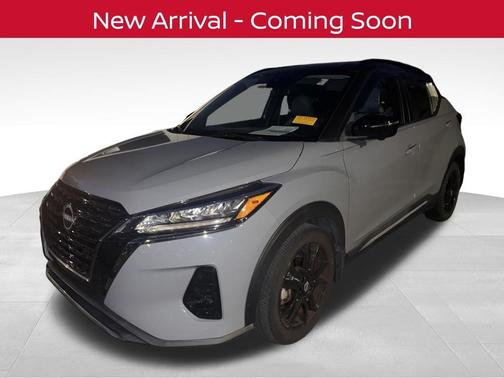 Gray/Super Black 2022 Nissan Kicks SR