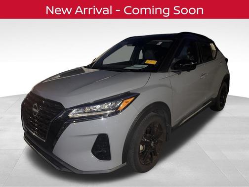 Gray/Super Black 2022 Nissan Kicks SR