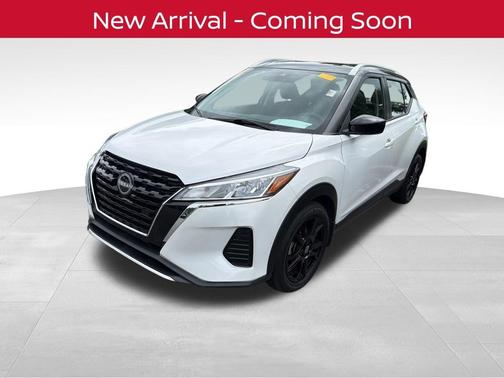 Aspen White Tricoat/Super Black 2024 Nissan Kicks SV