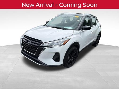 Aspen White Tricoat/Super Black 2024 Nissan Kicks SV